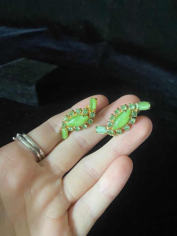 Vintage 1950’s lime green and gold rhinestone cli… - image 2