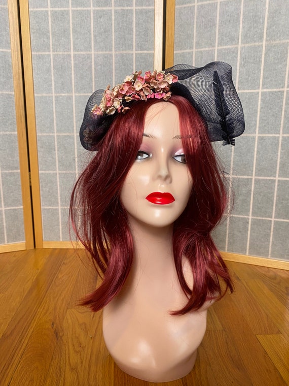 Vintage 1940s Navy Blue Fascinator Hat With Mesh Netting and  display picture 3