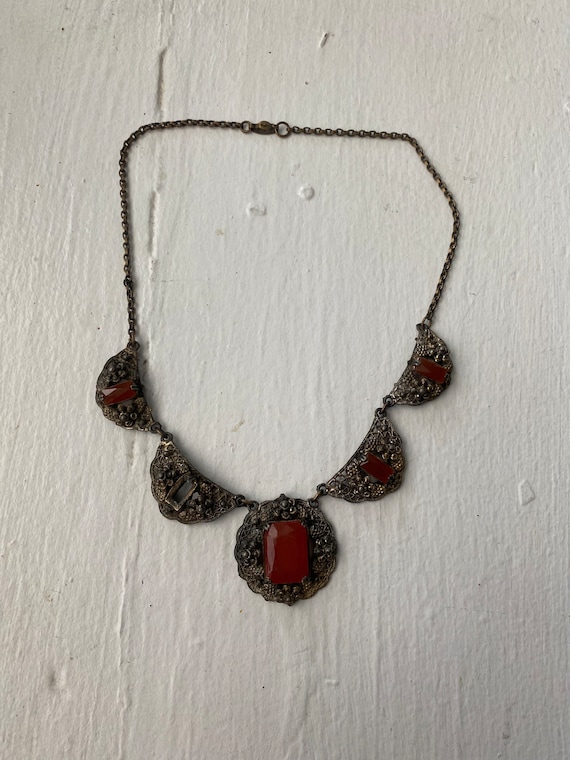 Collier Vintage Années 60 En Métal Doré Avec Pierre Verre Rouge (grenats) - Occasion