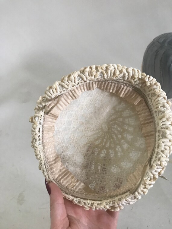 Vintage 1940s Cream off White Lace Hat With Pearl Like Bead  display picture 2