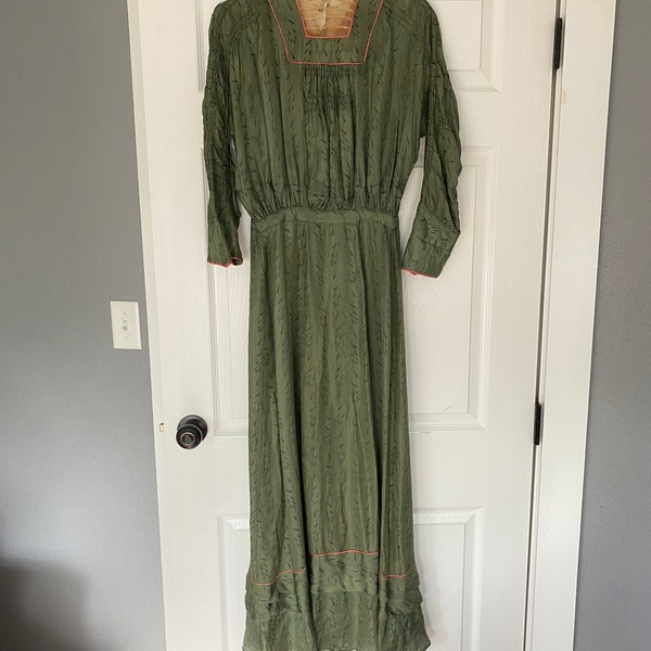 Robe de jour en soie florale verte antique des années 1900 avec détails roses et maille, taille petite