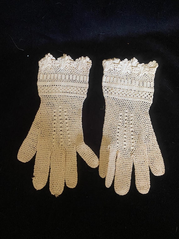 Antique vintage 1910s beige crochet dainty gloves,