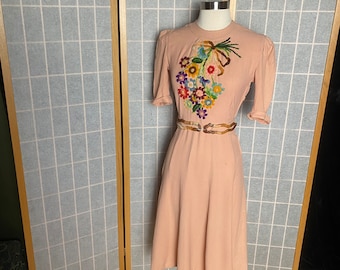 Vintage 1940’s peach crepe day dress with colorful yarn flowers and belt