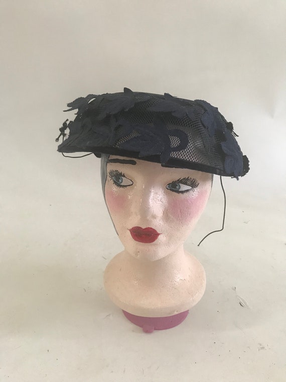 Vintage 1950s navy hat with net and leaf applique - image 1