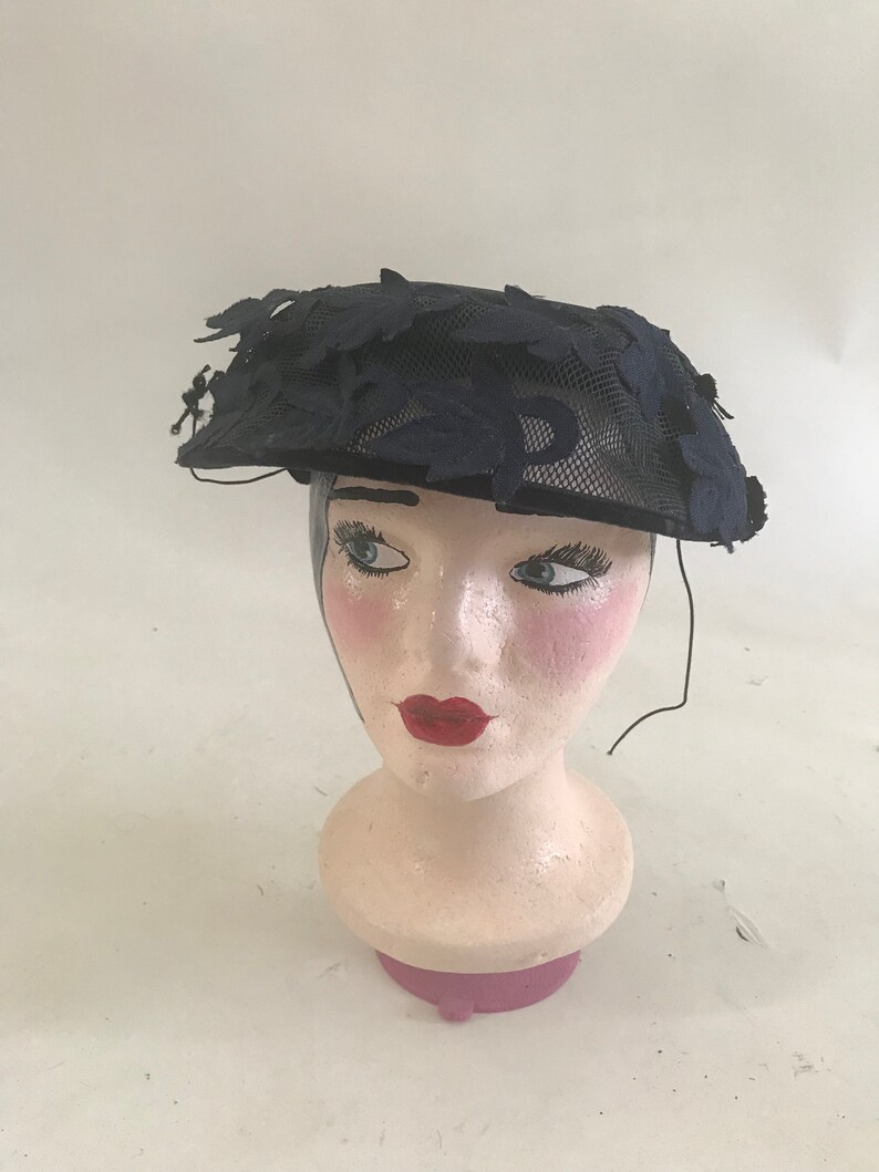 Vintage 1950s navy hat with net and leaf applique image 1