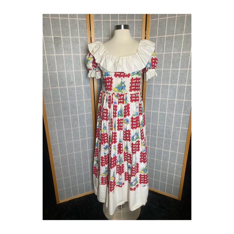 Vintage 1940s novelty print cotton puff sleeve ruffle dress with roosters and farms, size medium image 1