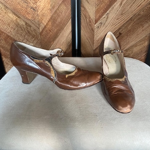 Vintage 1940’s brown leather and reptile Mary Jane high heel shoes, size 7.5