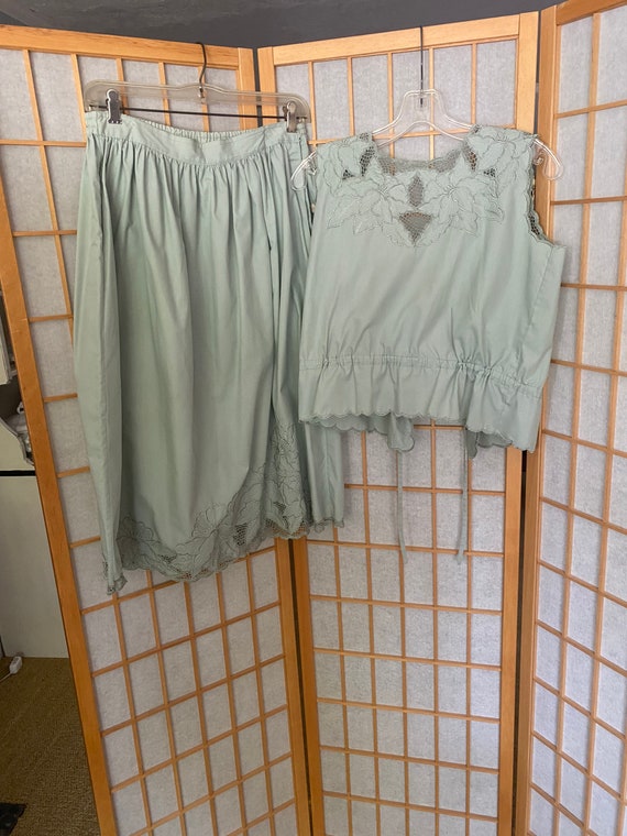 Vintage 1970’s 1980’s sage green embroidered flora