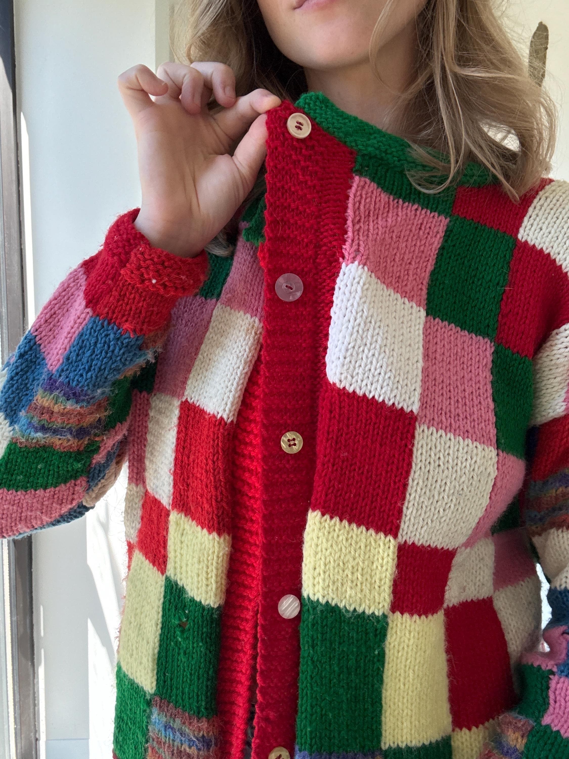 1970年代のヴィンテージのカラフルなハンドメイドニットカーディガン 