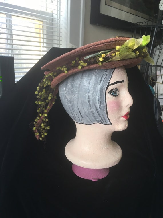 Vintage 1940's Taupe Crown Hat with Green Flowers… - image 3