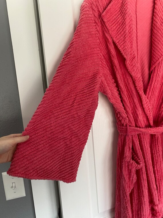 Vintage 1950’s bright pink chenille robe with pocket,… Gem