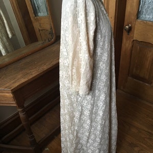 Vintage 1960's Beige White Lace Miss Elaine Night Pajama Robe, Size Medium image 4