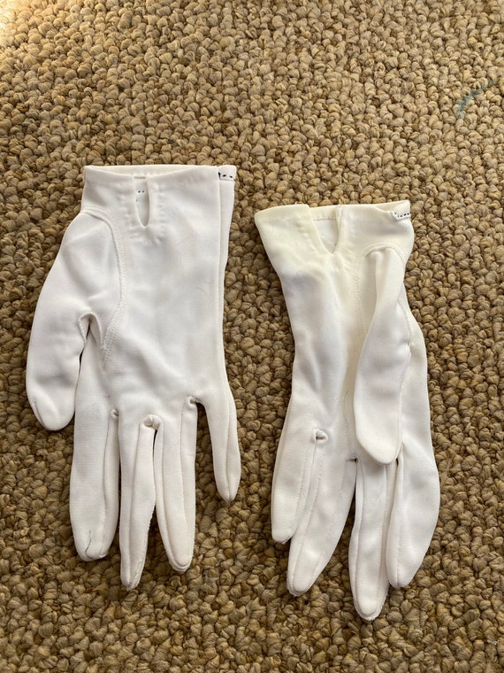 Vintage 1950’s white wrist length gloves with bla… - image 6