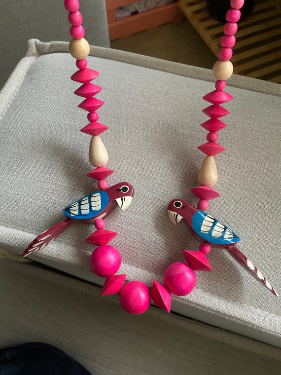 Vintage 1980'S HOt PInk WOoden BIRd BEad NEcklace - image 3