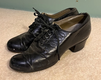 Zapatos con cordones de cuero negro vintage de los años 40.  Tacón apilado, costuras decorativas en la parte superior del pie, suela de cuero. ¡Bien amado! Muy pequeño, talla 5.