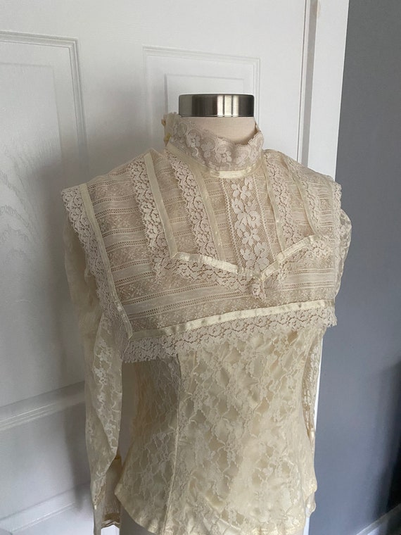 Vintage 1979’s cream Gunne Sax lace ruffle blouse… - image 2