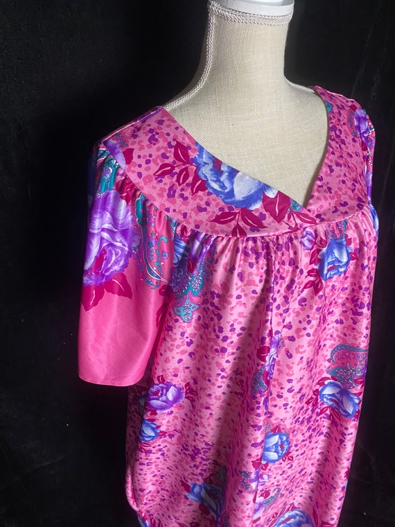 Vintage 1970’s hot pink and purple rose print hou… - image 2