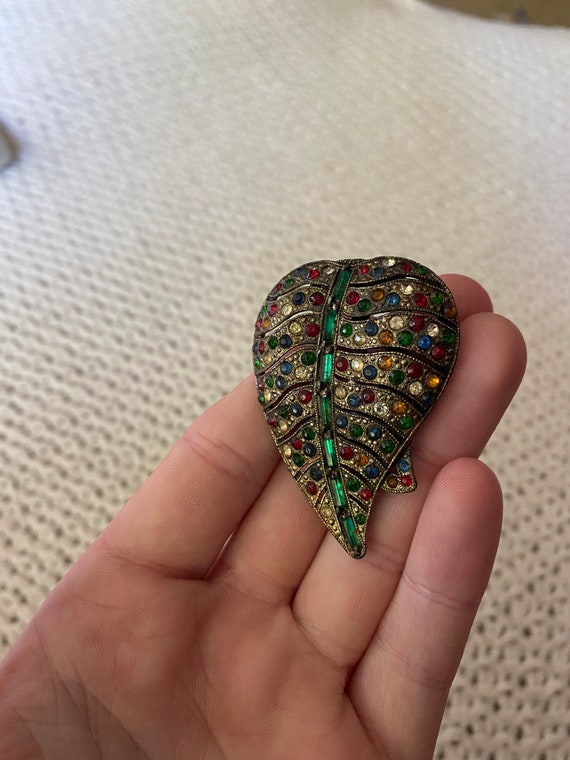 Vintage 1940’s colorful rhinestone leaf shaped dre