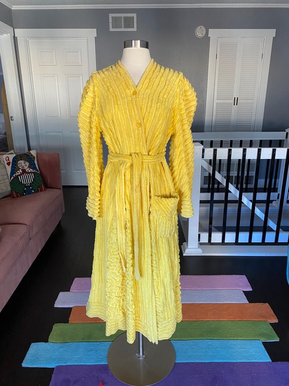Vintage 1940’s 1950’s lemon yellow chenille robe w