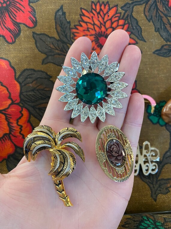 Vintage 1960’s 1970’s lot of jewelry, pins, brooc… - image 2
