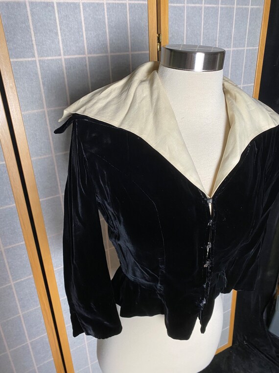 Vintage 1940’s black velvet with wide cream colla… - image 2