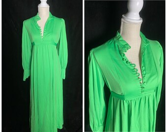 Puede incluir: Un vestido maxi de manga larga en color verde brillante con escote en V y detalles de botones. El vestido tiene un corpiño ajustado y una falda fluida.