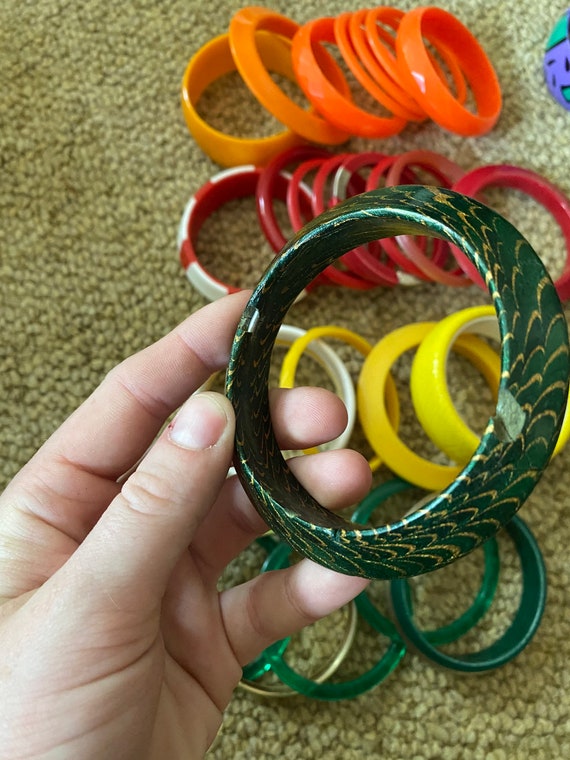 Huge lot of vintage bangles, rainbow, black and w… - image 7