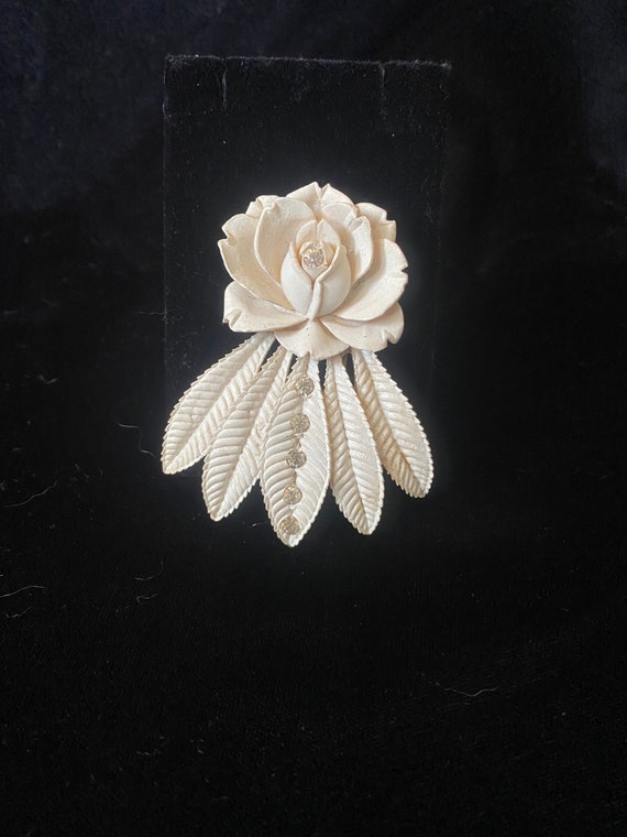 Vintage 1940’s large white plastic flower and rhi… - image 1