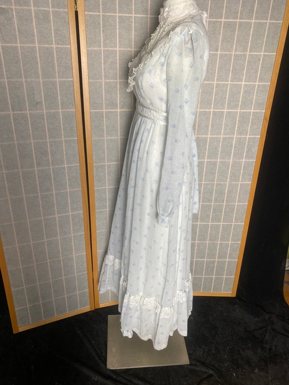 Vintage 1970’s blue and white floral Gunne Sax prairi… - Gem