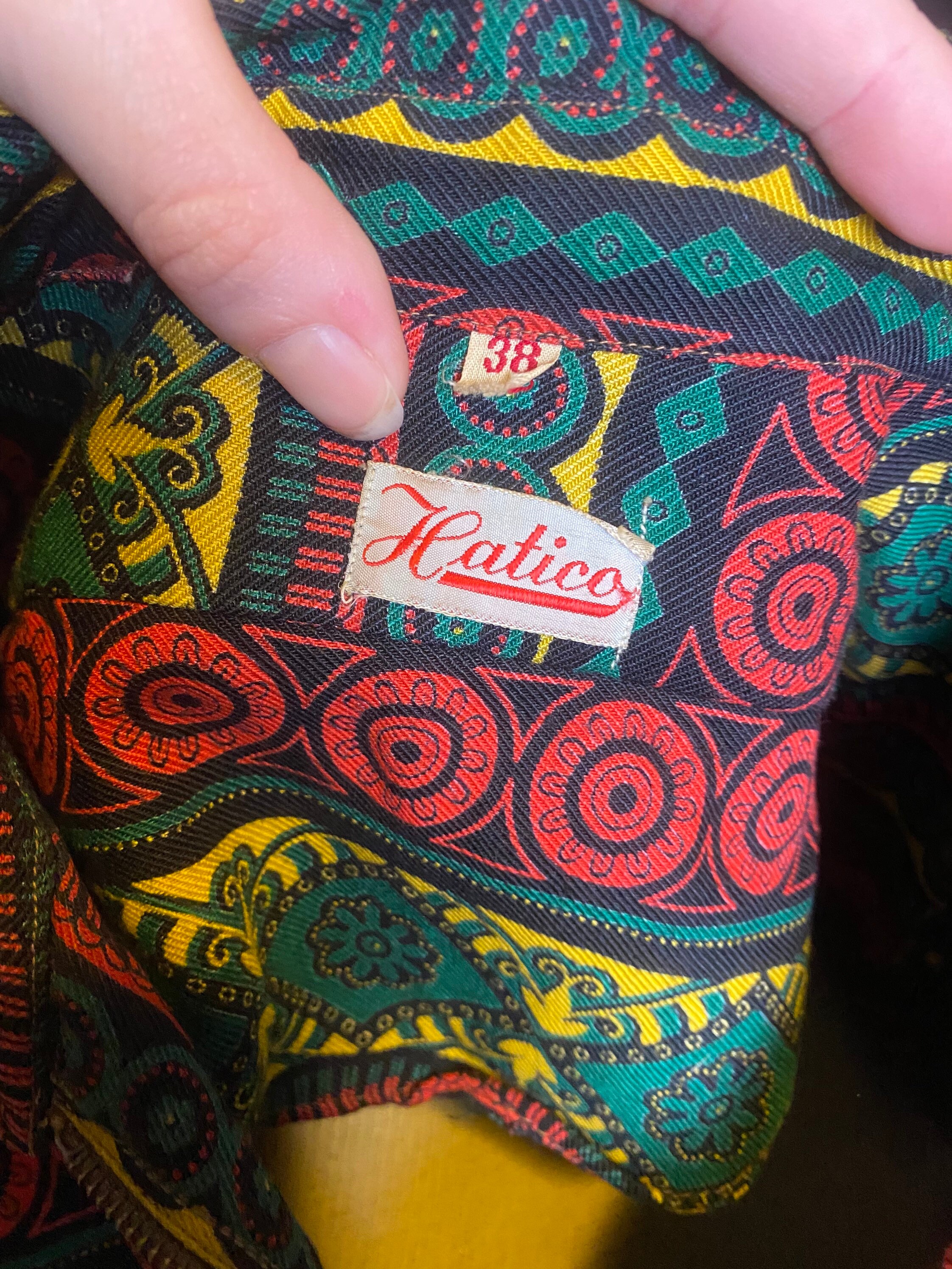 1940 年代のヴィンテージ、赤、緑、黄色の Hatico クォーター ジップ 