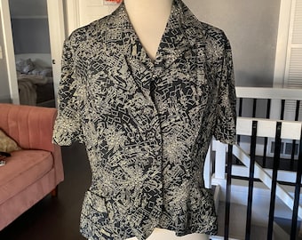 Blusa con estampado novedoso negro vintage de los años 1940, talla mediana