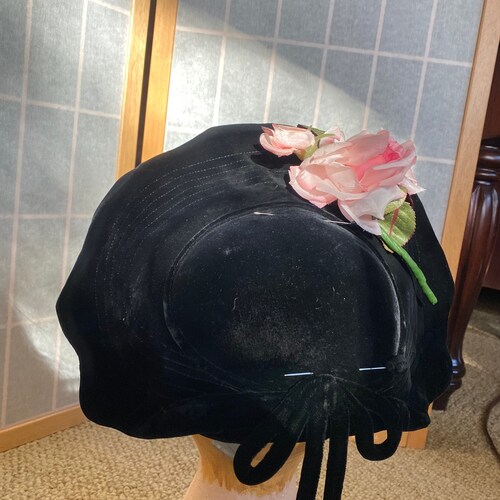 Vintage 1940’s black velvet shops fascinator hat with pink flower