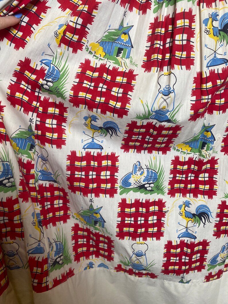 Vintage 1940s novelty print cotton puff sleeve ruffle dress with roosters and farms, size medium image 6