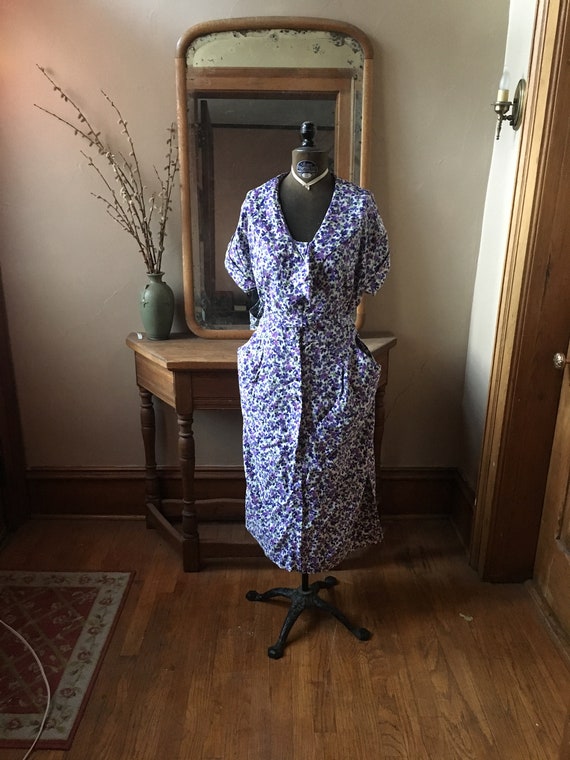 Vintage 1950 Size XL Purple and White Floral Day D
