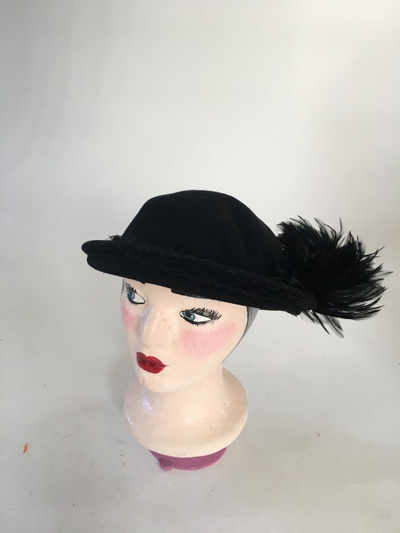 UNIQUE 1940s BLACK FELT HAT WITH BLACK FEATHER  TRIM Vintage 1940s Black Feather Hat Felt, New York Creation, 22  main image 3