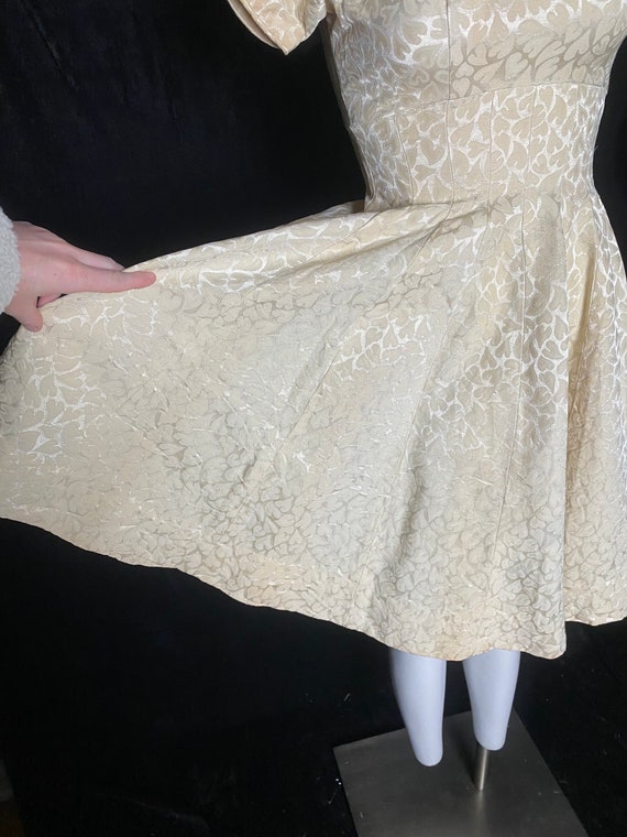 Vintage 1950’s shiny gold cream heart brocade fit… - image 6
