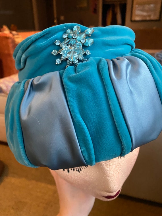 Vintage 1950’s blue velvet and blue satin formal … - image 4