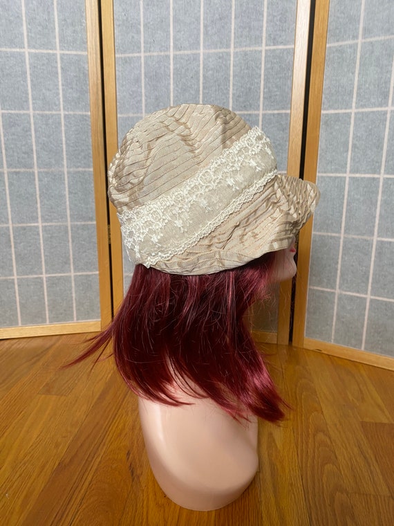 Vintage 1920’s tan beige slouchy cloche hat with … - image 4