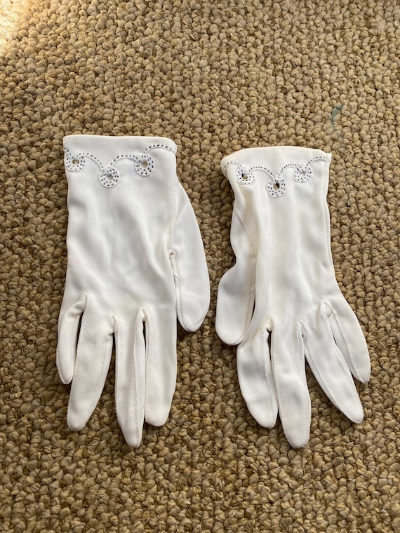 Vintage 1950’s white wrist length gloves with bla… - image 1