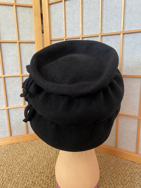 Vintage 1949’s black wool felt scrunch hat with b… - image 3