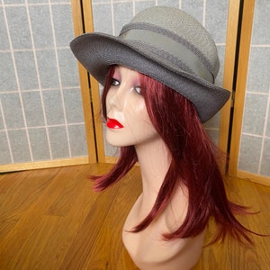 Vintage 1960s two tone gray woven straw hat with ribbon image 2