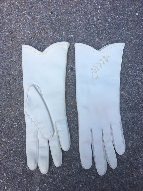 Vintage 1950's White Vinyl Embroidered Gloves