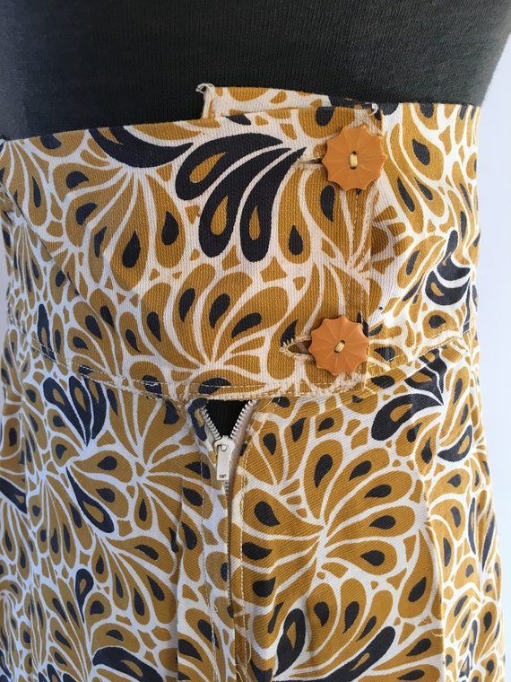 Vintage 1970's Gold, White and Black Floral - image 4