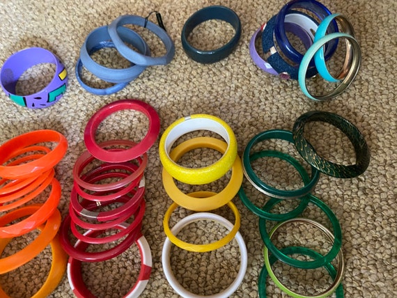 Huge lot of vintage bangles, rainbow, black and w… - image 4