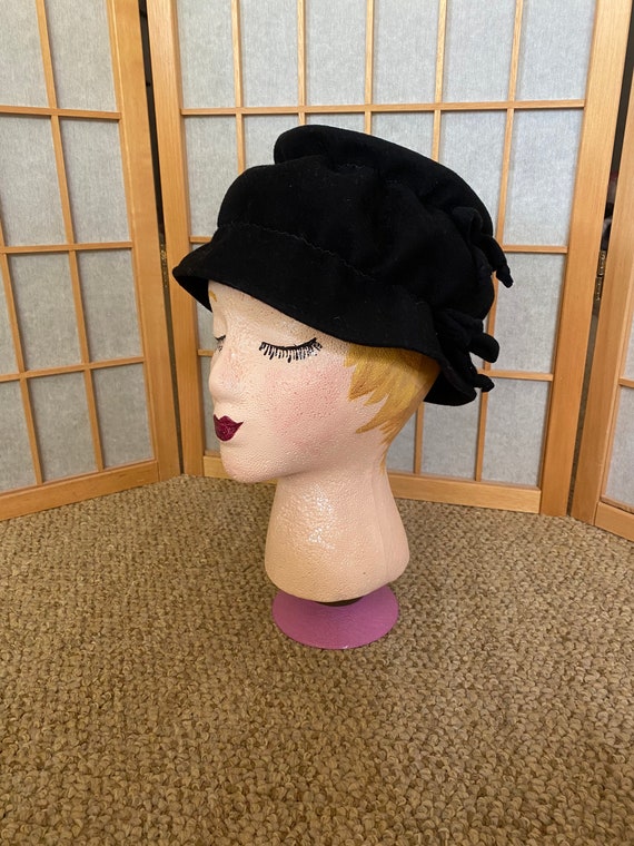 Vintage 1949’s black wool felt scrunch hat with b… - image 1