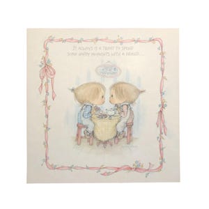 Hallmark Betsey Clark-kalenderprint Cute Girls Having Tea Time Vintage 1977