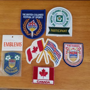 Könnte beinhalten: Rustikales Holzschild mit dem Text "Welcome to our home" in weißer Schrift. Das Schild hat eine Used-Optik und ein schlichtes, einladendes Design, perfekt für Veranda oder Eingangsbereich.