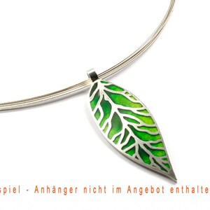May include: A silver necklace featuring a leaf-shaped pendant with a vibrant green enamel design. The pendant has a detailed, openwork pattern, and the necklace is displayed against a white background. The text in the image says "Beispiel - Anh&auml;nger nicht im Angebot enthalten".