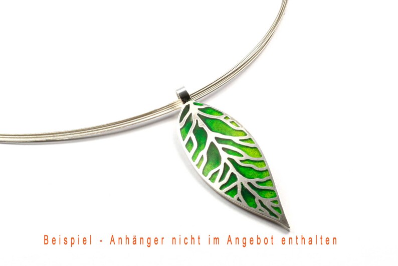 May include: A silver necklace featuring a leaf-shaped pendant with a vibrant green enamel design. The pendant has a detailed, openwork pattern, and the necklace is displayed against a white background. The text in the image says "Beispiel - Anh&auml;nger nicht im Angebot enthalten".