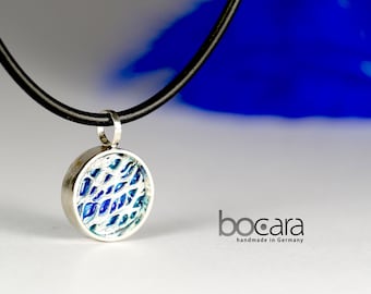 1 pendant Ø 15 x 4 mm with enamelled agave leaf structure, sterling silver with rubber strap